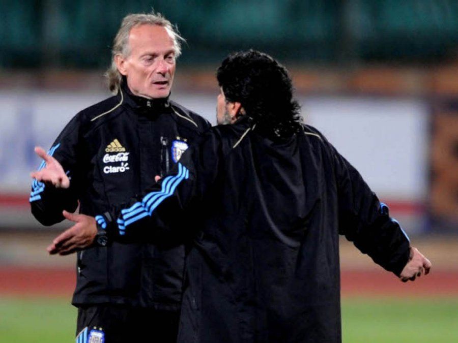Fernando Singorini y Diego Maradona durante el Mundial de Sudáfrica 2010