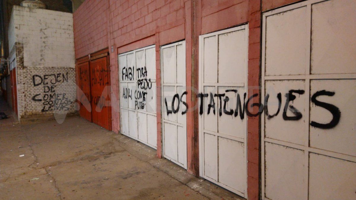 Las pintadas que aparecieron en Unión este martes.