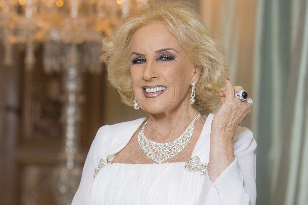 Juana Viale contó que Mirtha Legrand empieza todos los días de una forma muy particular, y sorprendió a todos.
