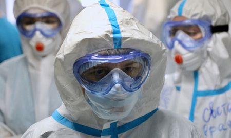 Especialistas médicos con equipo protector en el hospital clínico N.I. Pirogov de Moscú, Rusia Especialistas médicos con equipo protector en el hospital clínico N.I. Pirogov de Moscú, Rusia