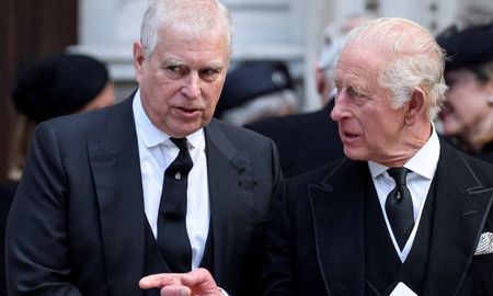 Carlos III intenta proteger la corona mientras los rumores de abdicación circulan con fuerza en Londres. Carlos III intenta proteger la corona mientras los rumores de abdicación circulan con fuerza en Londres.
