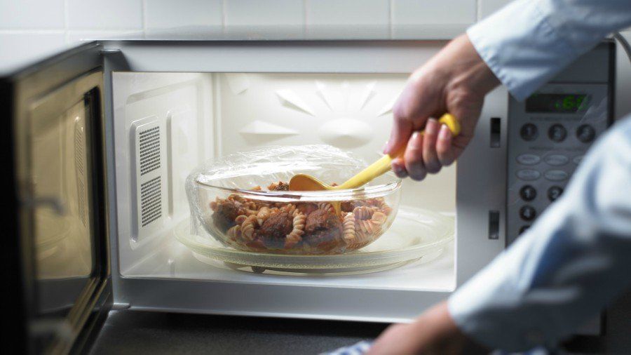 El microondas ofrece una variedad de usos prácticos que pueden sorprenderte. El microondas ofrece una variedad de usos prácticos que pueden sorprenderte.