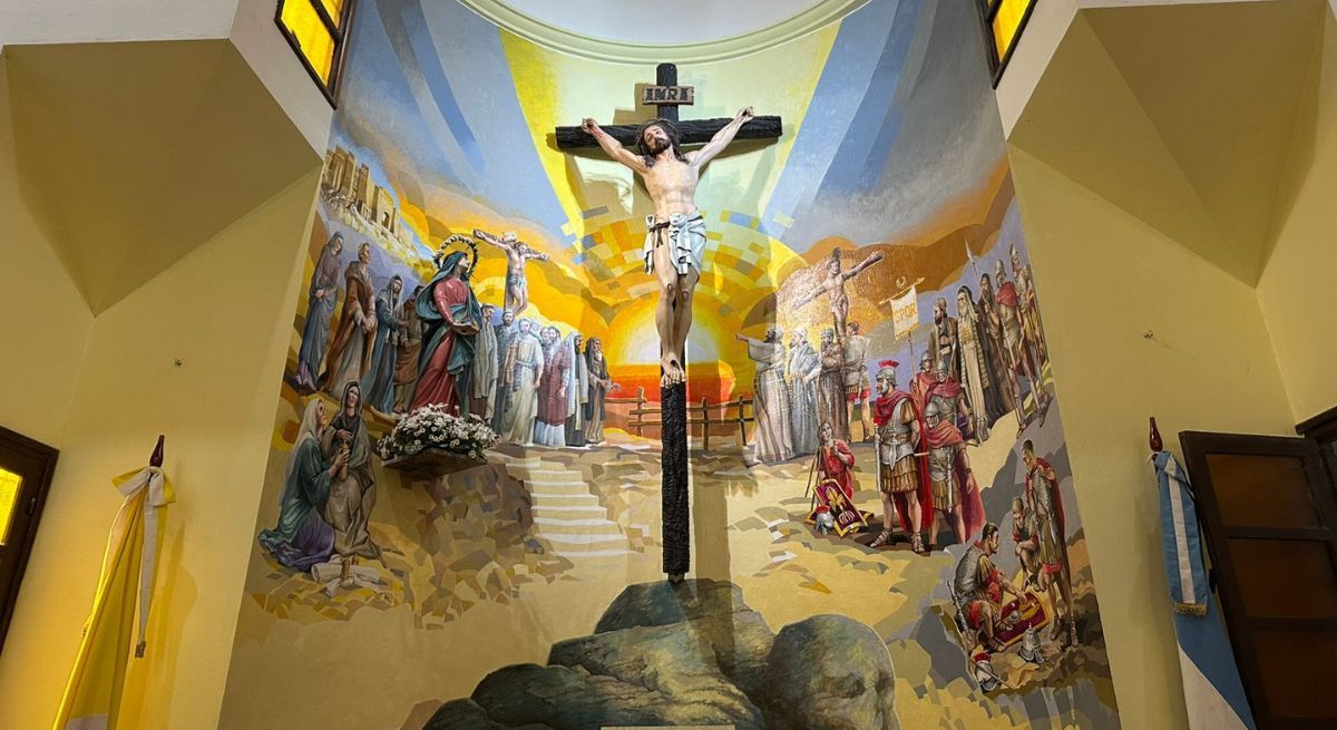 La magnífica obra de arte que pintó Hugo Lazzarini en la cuasi parroquia Santa María junto a la Cruz en Santa Fe y que fue inaugurada en este Día de la Virgen.