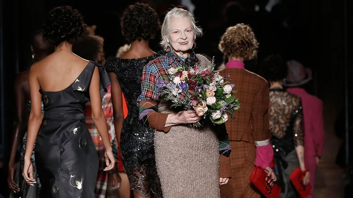 La diseñadora británica Vivienne Westwood destacaba por sus diseños innovadores y atrevidos.