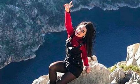 Una mujer cayó al vacío mientras festejaba su libertad en Turquía. Una mujer cayó al vacío mientras festejaba su libertad en Turquía.