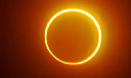 Durante este fenómeno, la Luna se interpone entre el Sol y la Tierra. Un “anillo de fuego” iluminará el cielo, marcando un evento astronómico único. Durante este fenómeno, la Luna se interpone entre el Sol y la Tierra. Un “anillo de fuego” iluminará el cielo, marcando un evento astronómico único.