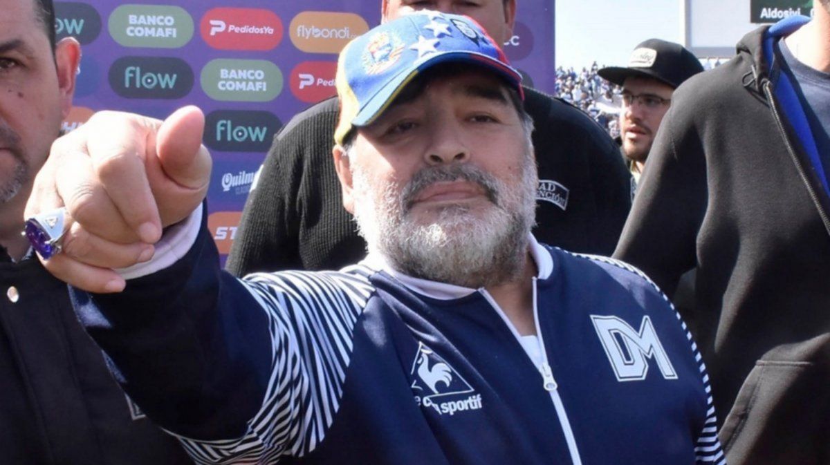 Gimnasia acordó una lista de unidad para que Maradona regrese al club