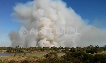Una importante incendio de pastizales comenzó este mediodía en el barrio Alto Verde. Una importante incendio de pastizales comenzó este mediodía en el barrio Alto Verde.