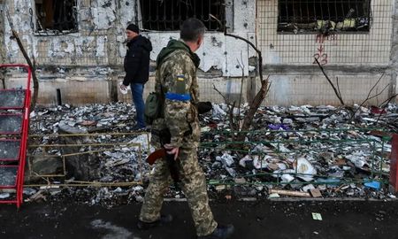 Uno de los requisitos impuestos por el ejército ucraniano para que los periodistas puedan llegar a la capital, Kiev, es llevar chaleco antibalas. Uno de los requisitos impuestos por el ejército ucraniano para que los periodistas puedan llegar a la capital, Kiev, es llevar chaleco antibalas.
