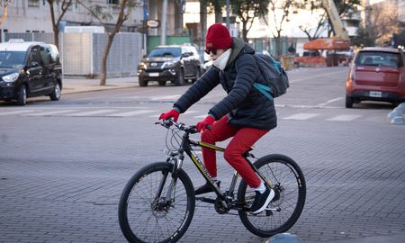 El especialista advirtió que este sábado continuarán las fuertes ráfagas de viento y que recién por la noche perderán intensidad. El especialista advirtió que este sábado continuarán las fuertes ráfagas de viento y que recién por la noche perderán intensidad.