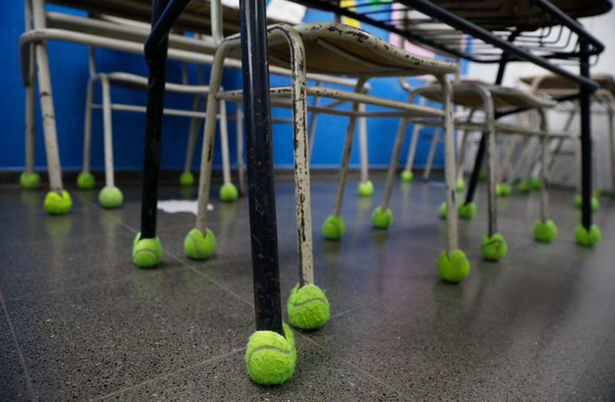 Padres y alumnos remodelaron un aula con pelotas de tenis para incluir a estudiantes con autismo