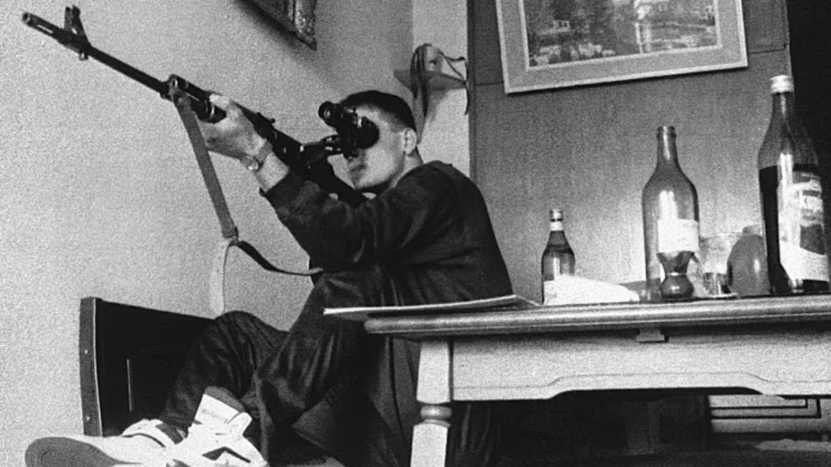 Un francotirador bosnio en un suburbio de Sarajevo en julio de 1992 AP PhotoMartin Nangle Un francotirador bosnio en un suburbio de Sarajevo en julio de 1992 AP PhotoMartin Nangle