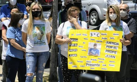 Colegas y amigos de Juan Carlos Chiocca exigieron justicia por el crimen del maestro en Rosario. Colegas y amigos de Juan Carlos Chiocca exigieron justicia por el crimen del maestro en Rosario.