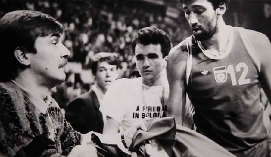 En los festejos por el título mundial de Argentina 1990, una persona ingresó a la cancha con una bandera croata. Al ver esto, el pivote serbio Vlade Divac forcejeó con el mismo, tratando de quitársela, mientras le decía que “había ganado Yugoslavia, no Croacia”, lo que molestó mucho a Petrovic y, lo que pareció un incidente menor, los volvería enemigos irreconciliables por la guerra que se desencadenó al año siguiente.
