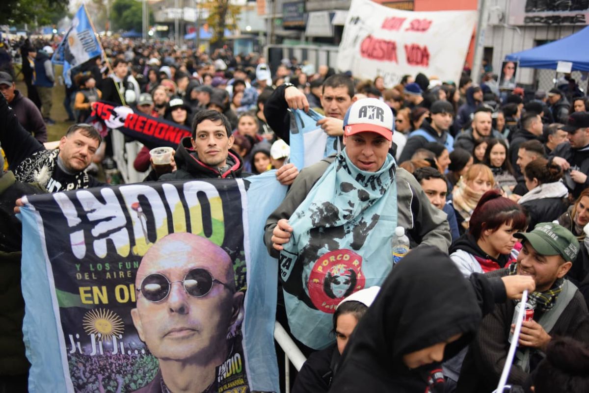 Una marea humana de fanáticos llevó banderas y remeras negras en Avellaneda para participar de la despedida del Indio Solari, recreando la mística de sus históricas misas ricoteras. Una marea humana de fanáticos llevó banderas y remeras negras en Avellaneda para participar de la despedida del Indio Solari, recreando la mística de sus históricas misas ricoteras.