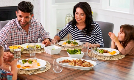 Algunos también bendicen las manos que prepararon la comida, piden para que nunca falte un plato de alimentos en la mesa y hasta se encomiendan para que posteriormente se haga una correcta digestión; esto depende de las intenciones de cada persona. Sin embargo, hay una oración general que puedes hacer siempre, antes de comer. Algunos también bendicen las manos que prepararon la comida, piden para que nunca falte un plato de alimentos en la mesa y hasta se encomiendan para que posteriormente se haga una correcta digestión; esto depende de las intenciones de cada persona. Sin embargo, hay una oración general que puedes hacer siempre, antes de comer.