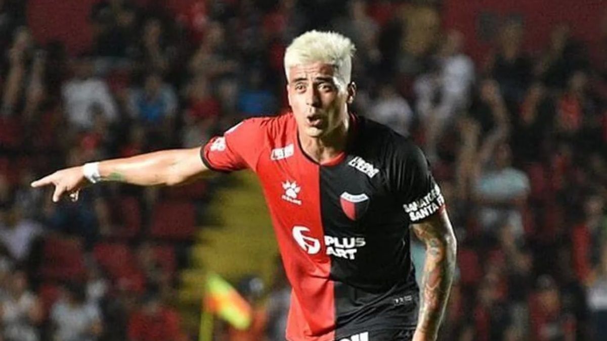 Brian Fernández con la camiseta de Colón