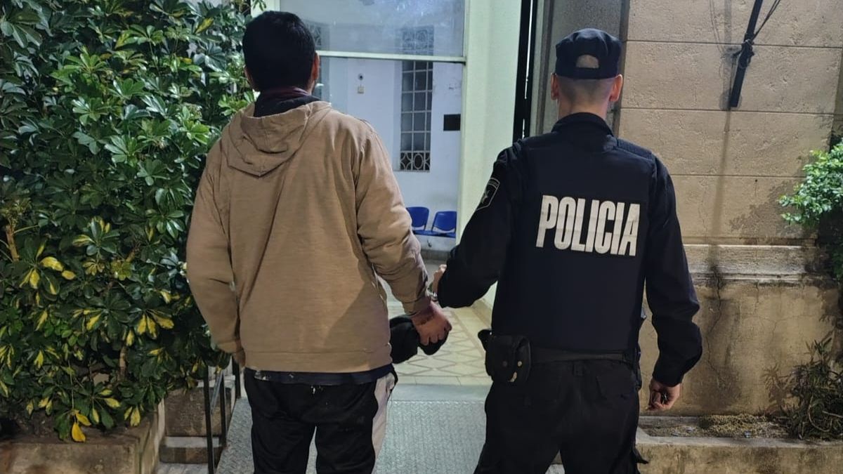La Policía interceptó al sospechoso durante la madrugada en barrio Los Hornos de Santa Fe.