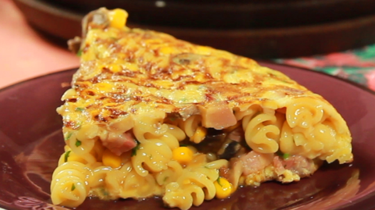 Cómo hacer tortilla con fideos reciclados: la receta perfecta para el día después