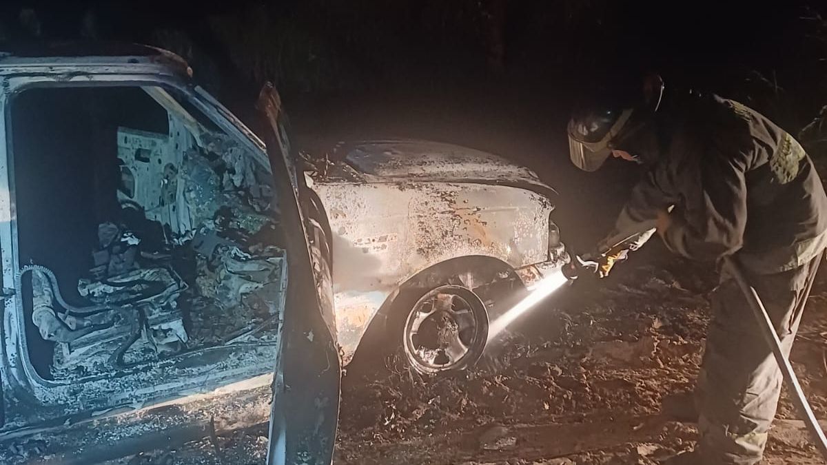 Bomberos zapadores trabajaron sofocando el fuego de la camioneta en avenida Peñaloza y Callejón Roca.