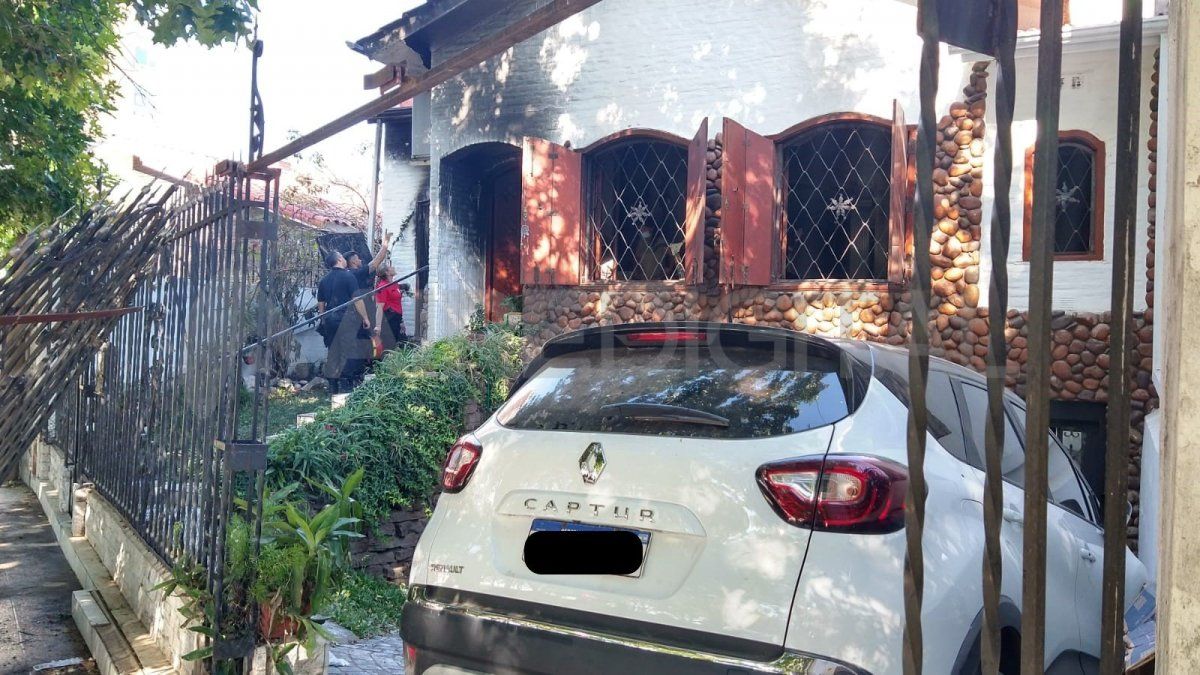 La casa de la familia Bonazzola se incendió en la madrugada del lunes feriado. El matrimonio y uno de los hijos se encontraban en el interior. 