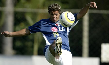 El jugador brasileño fue campeón de Copa Libertadores y Mundial de Clubes en 2005, pero perdió toda su fortuna por la cocaína. El jugador brasileño fue campeón de Copa Libertadores y Mundial de Clubes en 2005, pero perdió toda su fortuna por la cocaína.