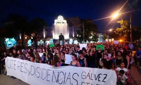 una multitud se manifesto en galvez por el femicidio de danisa una multitud se manifesto en galvez por el femicidio de danisa