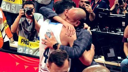 El “abrazo que nos dimos todos” de Ginóbili y Scola, tras el enorme triunfo ante Francia