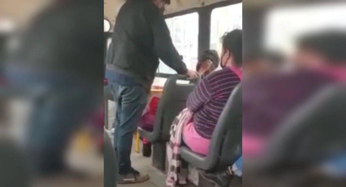 La secuencia se registró en un transporte que viajaba por la localidad de Merlo