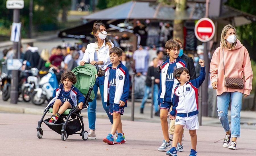 Antonela Roccuzzo junto a Thiago, Ciro y Mateo paseando por París. 