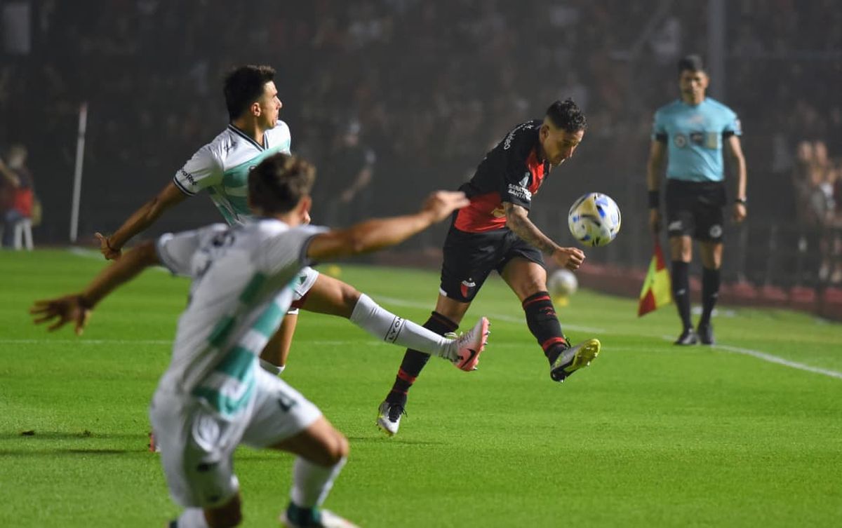 Colón ya juega ante Ferro en Santa Fe.