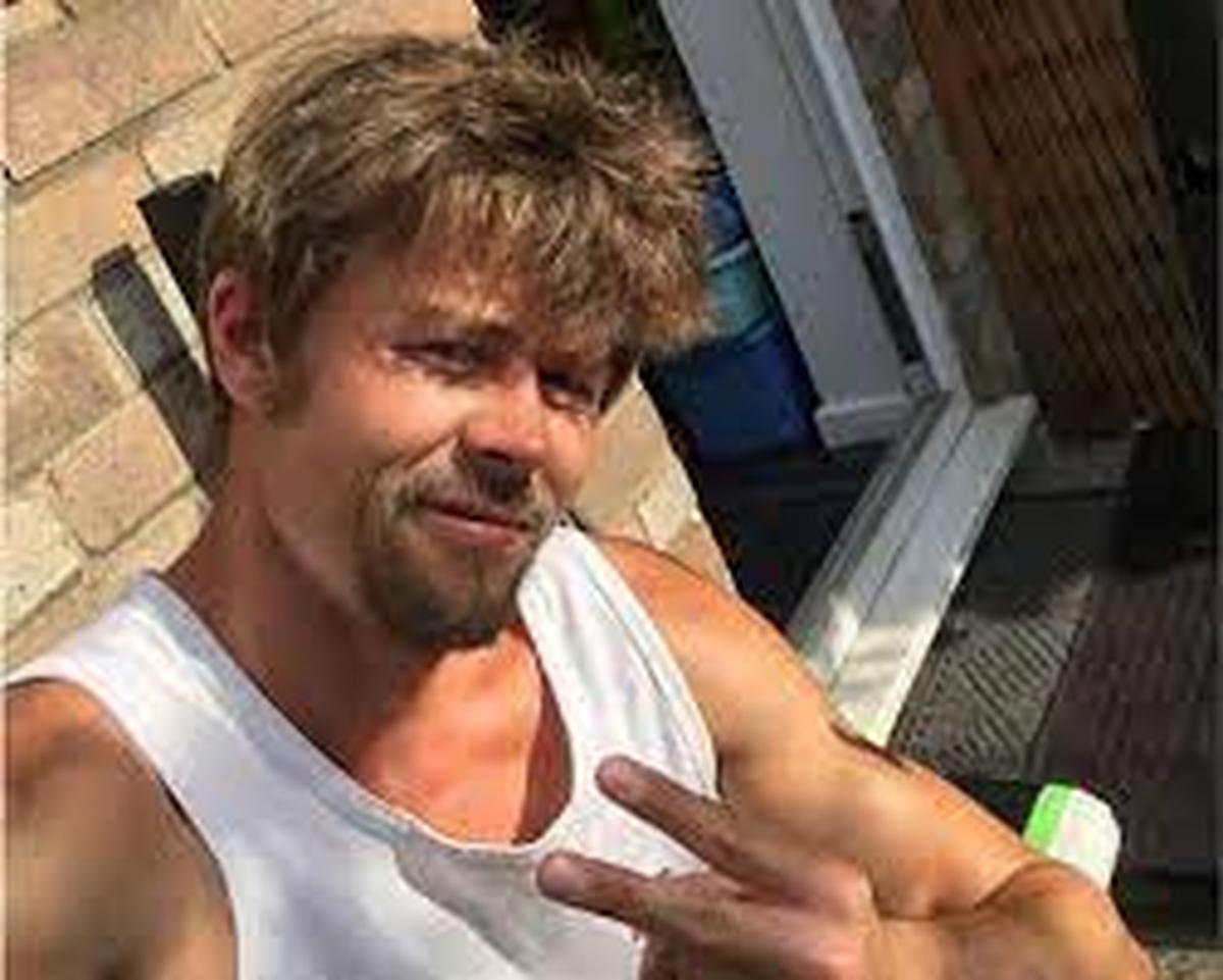 Nathan Meads es un obrero de la construcción que se ha vuelto toda una sensación en Oxford por su gran parecido a Brad Pitt.