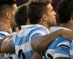 Como homenaje a Diego Maradona, Los Pumas salieron a la cancha con una improvisada cinta negra en el brazo que dejó gusto a poco, sobre todo teniendo en cuenta el despliegue de los All Blacks con camiseta incluida en honor al 10. Como homenaje a Diego Maradona, Los Pumas salieron a la cancha con una improvisada cinta negra en el brazo que dejó gusto a poco, sobre todo teniendo en cuenta el despliegue de los All Blacks con camiseta incluida en honor al 10.