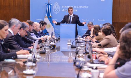 El ministro de Economía y candidato a presidente de Unión por la Patria (UxP), Sergio Massa, insistió este lunes con el llamado a un gobierno de unidad nacional