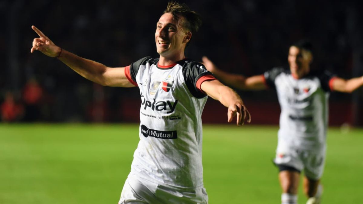 Pasó el debut para Colón en la Primera Nacional y fue con una victoria ante su gente. El equipo aprobó y se fue aplaudido del Brigadier López.