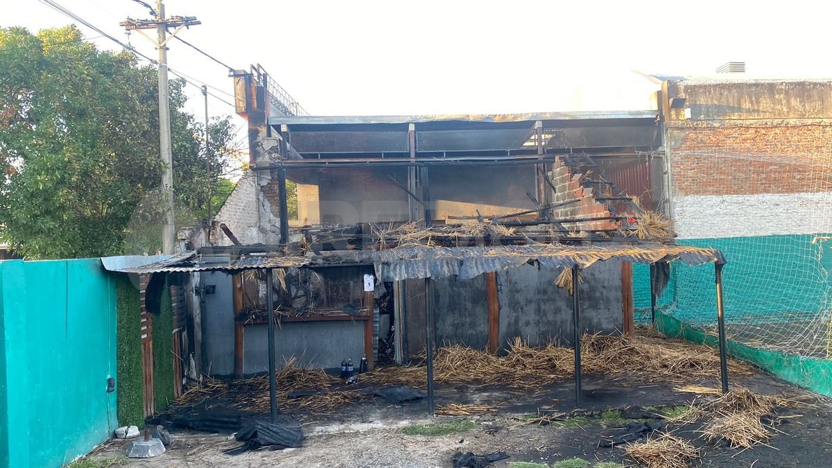 Las llamas dañaron por completo el quincho del complejo deportivo.