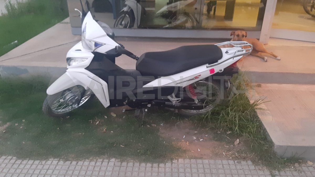 La moto recuperada en el operativo por el cual detuvieron a dos mujeres.