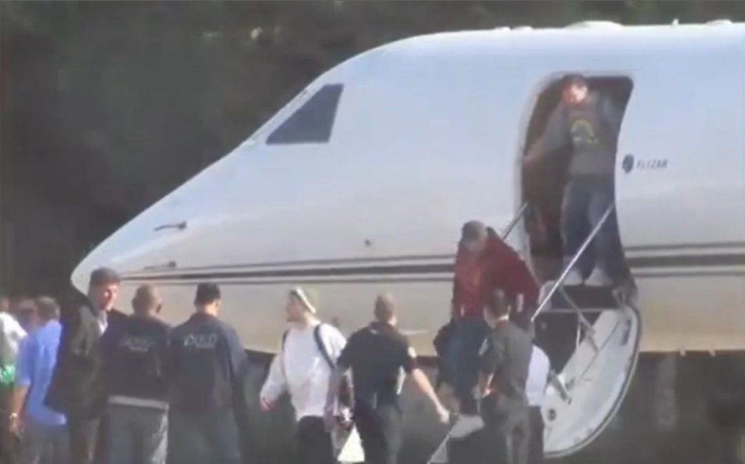 Afectado por un cuadro gripal, Lionel Messi no se encuentra 100% desde lo físico pero viajó igual para integrar la Selección de fútbol de Argentina.Lionel Messi descendiendo del avión junto a Leandro Paredes y Ángel Di María.