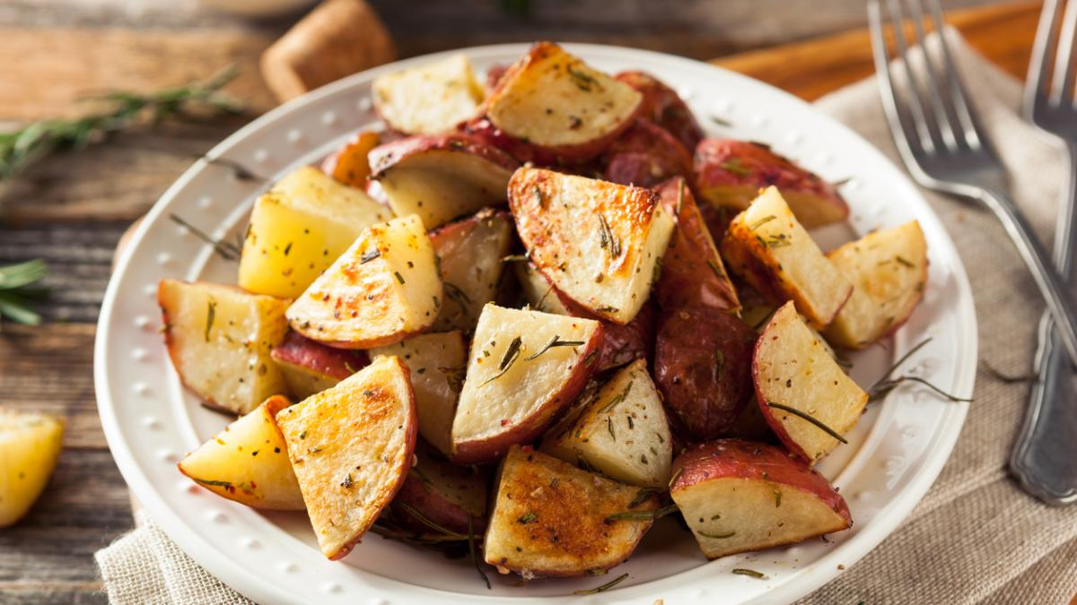 Papas al horno con romero y ajo, riquísimas. Papas al horno con romero y ajo, riquísimas.
