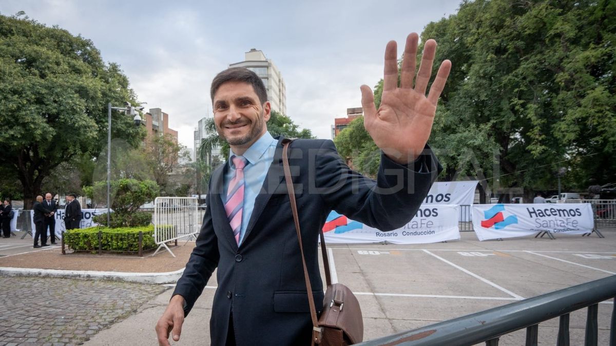 El diputado Pullaro habló con los medios en la explanada de la Legislatura, después del discurso del gobernador Perotti.