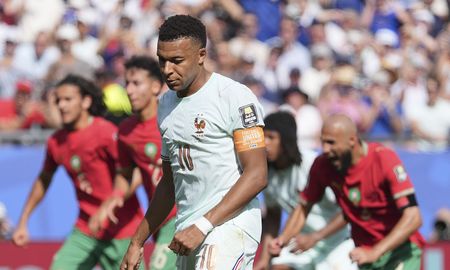 Mbappé pidió el cambio ante Marruecos y luego se lo vio con hielo en el tobillo. Mbappé pidió el cambio ante Marruecos y luego se lo vio con hielo en el tobillo.