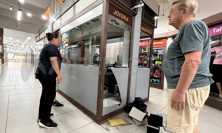 Propietarios de la joyería tras noticiarse del robo. Propietarios de la joyería tras noticiarse del robo.