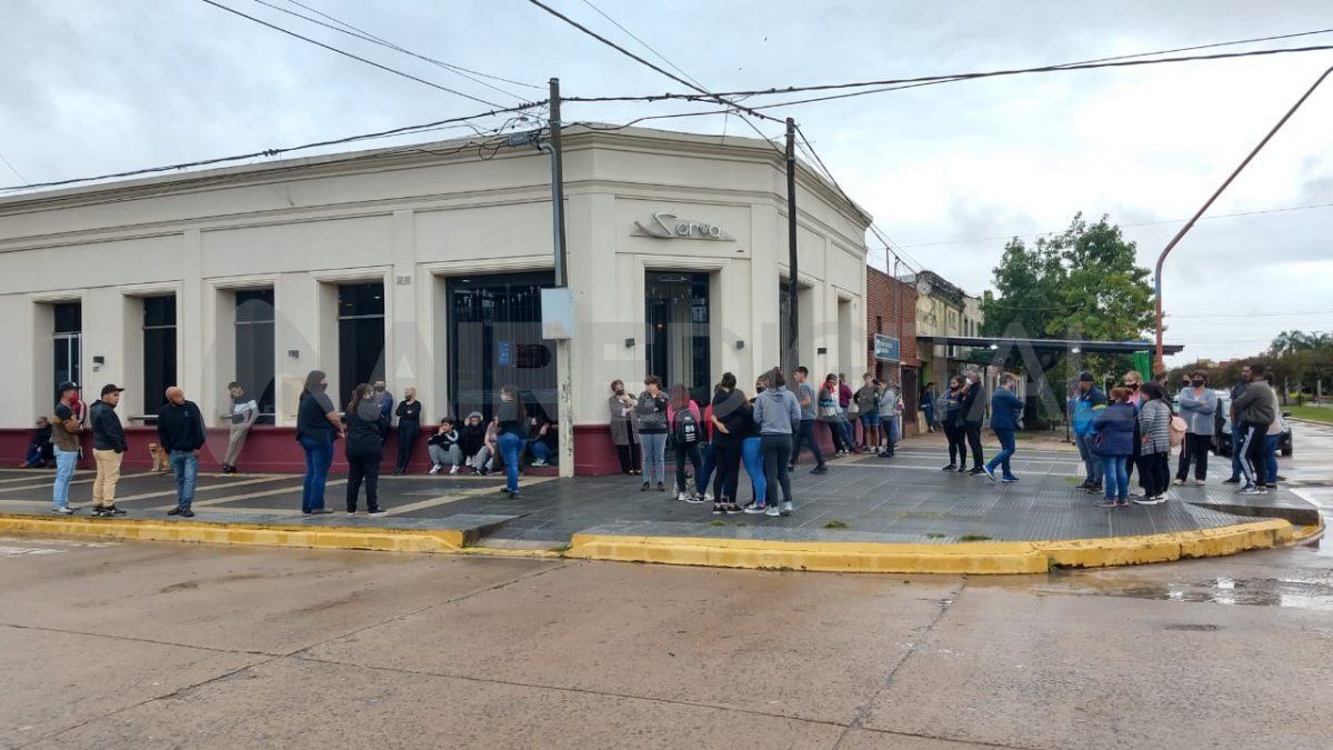 Este viernes, familiares y vecinos de Marcela, quien fue brutalmente asesinada y arrojada a un zanjón de la zona sur de Recreo, despidieron sus restos.
