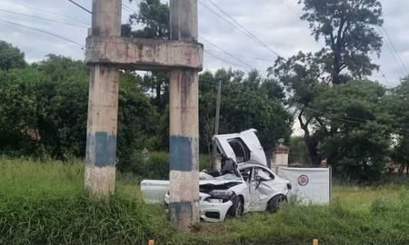 El BMW 240i impactó de frente contra un poste de hormigón en la avenida Cruz Roja Argentina, en la ciudad de Córdoba. El BMW 240i impactó de frente contra un poste de hormigón en la avenida Cruz Roja Argentina, en la ciudad de Córdoba.