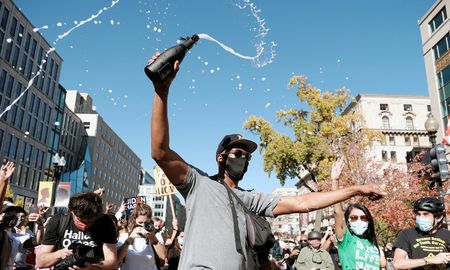 Un hombre rocía champán durante los festejos en Washington, EE.UU. el 7 de noviembre de 2020.Michael A. McCoy / Reuters Un hombre rocía champán durante los festejos en Washington, EE.UU. el 7 de noviembre de 2020.Michael A. McCoy / Reuters