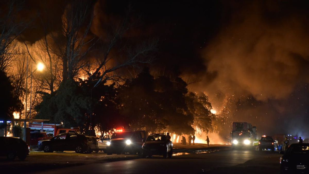 La cadena de explosiones comenzó a las 21 del domingo.