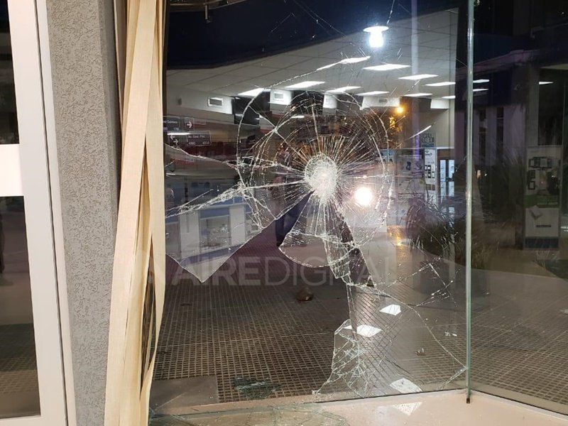 En menos de dos minutos destrozaron y robaron el local de Electricidad DER