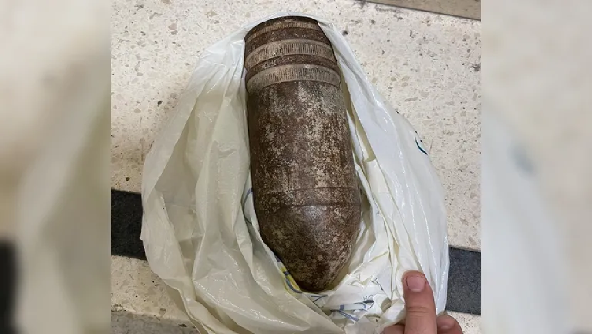 Imagen de la bomba sin explotar que el grupo de turista se querían llevar como