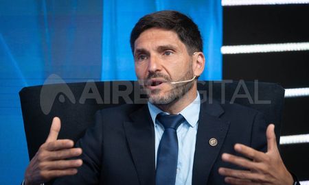 Maximiliano Pullaro se metió de lleno en la polémica con Marcos Galperín. Maximiliano Pullaro se metió de lleno en la polémica con Marcos Galperín.