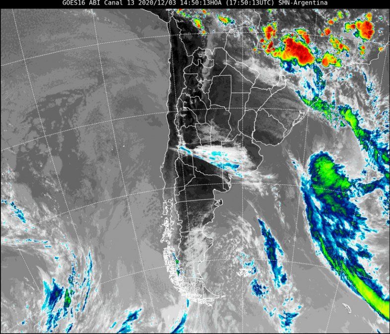 En la imagen satelital se observa el frente de aire frio que avanza desde el sur, con una línea bien marcada de cielo despejado por detrás y abundante nubosidad por delante, cubriendo el norte de La Pampa, buena parte de Buenos Aire, sur de Córdoba e ingresando en el sur de Santa Fe, con algunas precipitaciones.